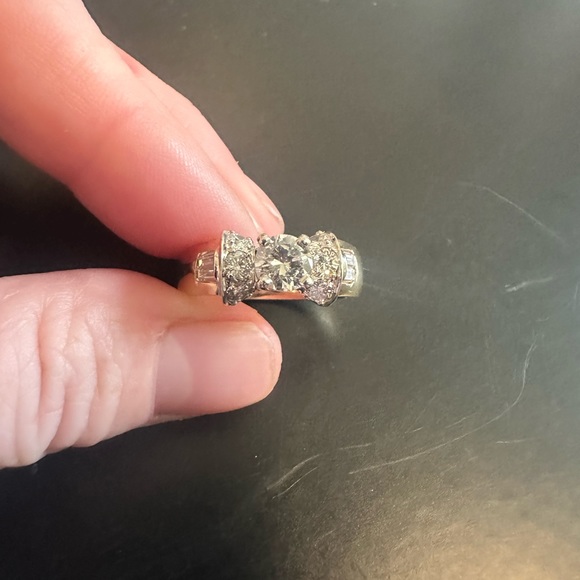 18KT Yellow Gold Diamond Engagement Ring - Picture 10 of 11